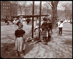 Widok dzieci bawiących się na placu zabaw w Tompkins Square Park w Dniu Drzewa, Nowy Jork, 1904 (odbitka żelatynowa)